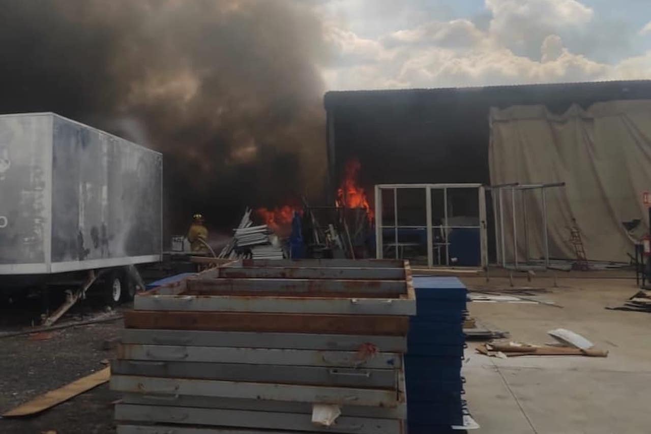 Incendio en Tultitlán: Fuego consume bodega de químicos y baños móviles