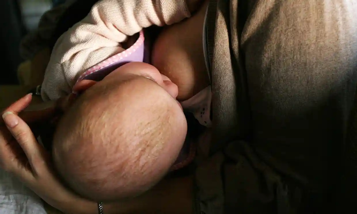 ‘Alarmante’: hallan 25 tipos de retardantes de fuego tóxicos en la leche materna en EU