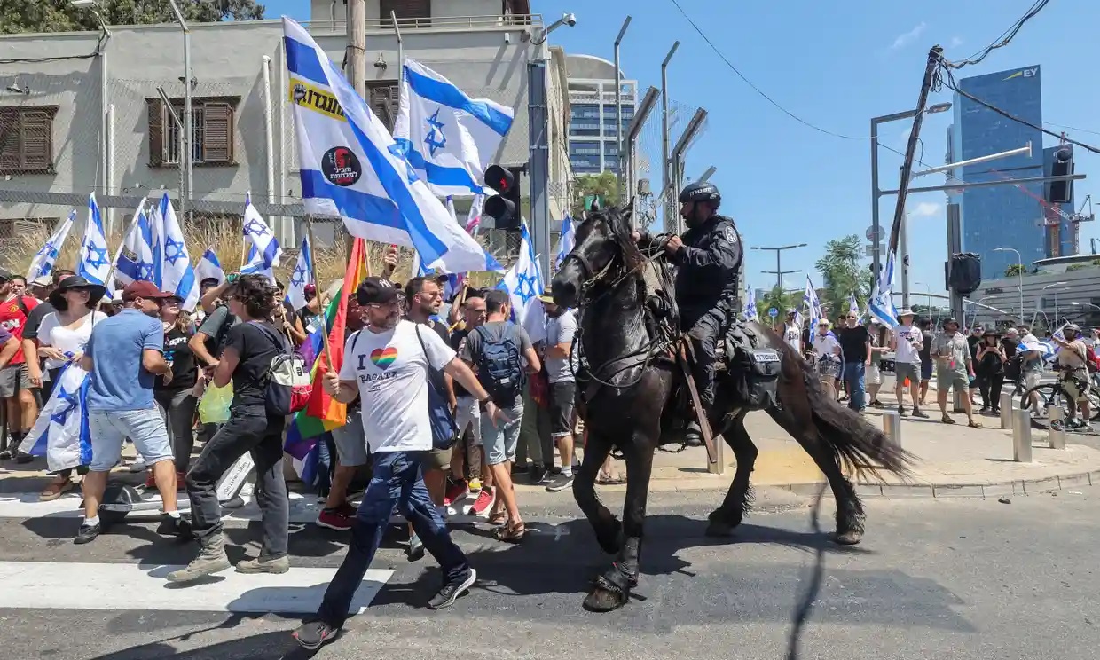 Protestas en todo Israel luego de que avanzó el proyecto de reforma al poder judicial