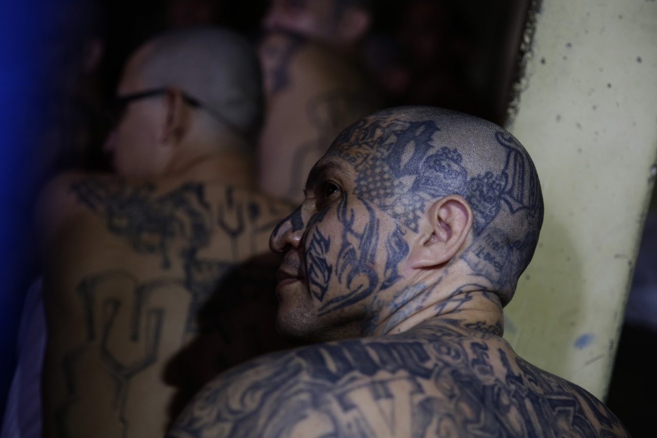 El Salvador aprueba juicios masivos y penas altas para presuntos miembros de pandillas