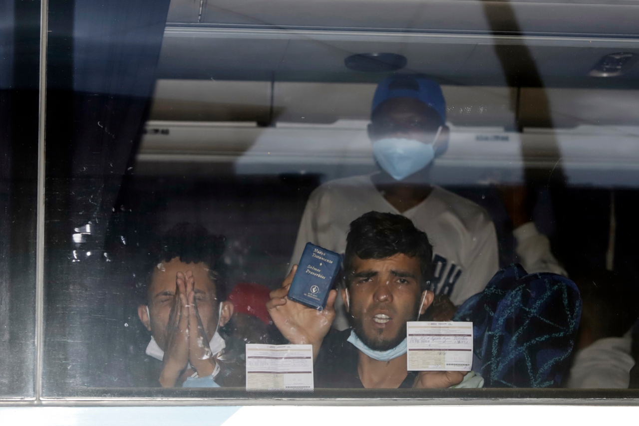 Autoridades hallan a 116 migrantes hacinados en un autobús en Sonora