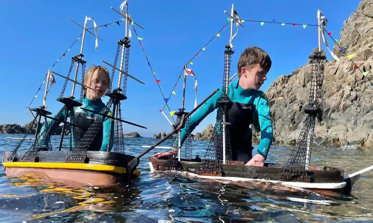 Pequeña maravilla: dos hermanos lanzan maquetas de barcos para circunnavegar la Antártida