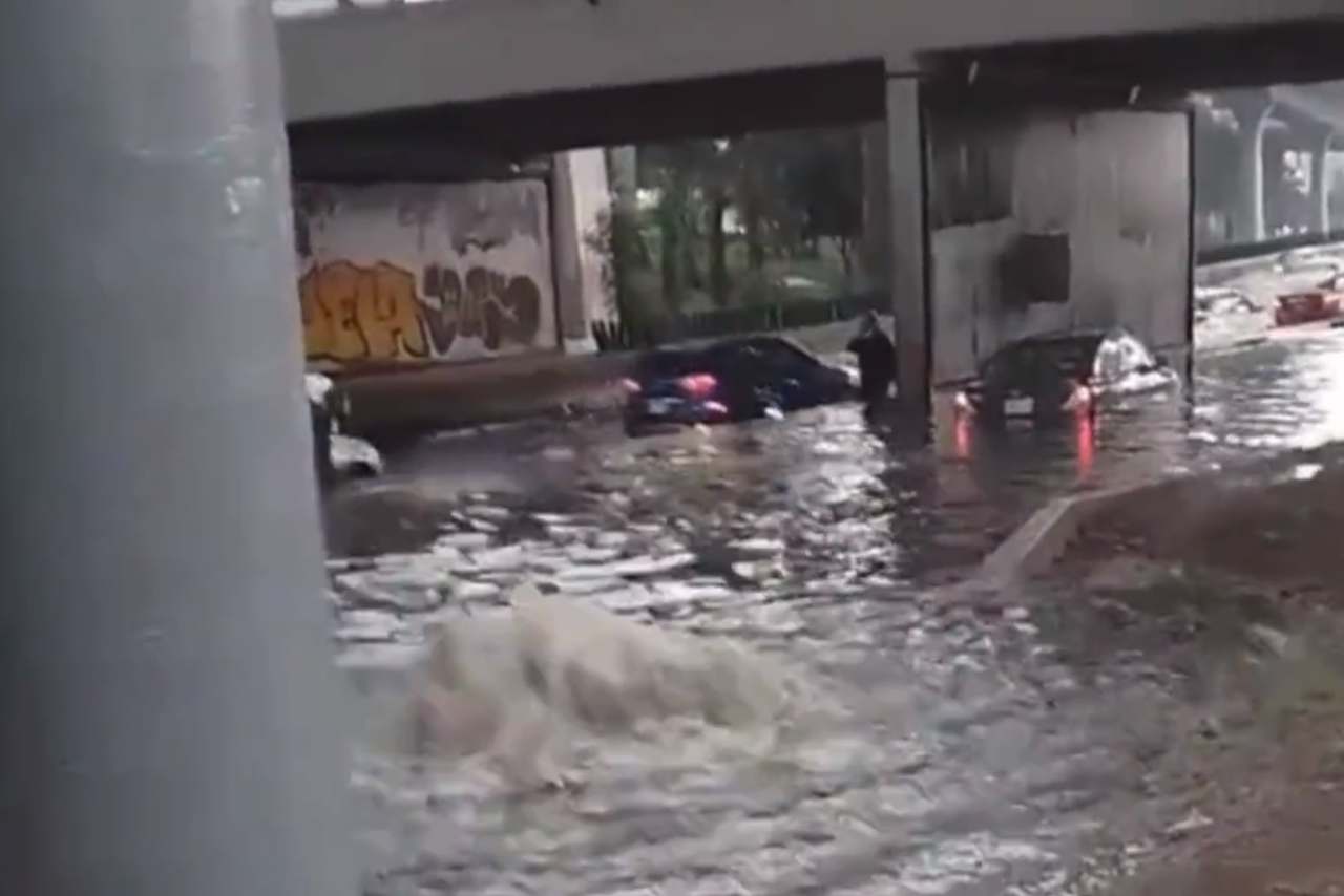 Lluvias provocan inundaciones y dejan varios vehículos bajo el agua en Periférico