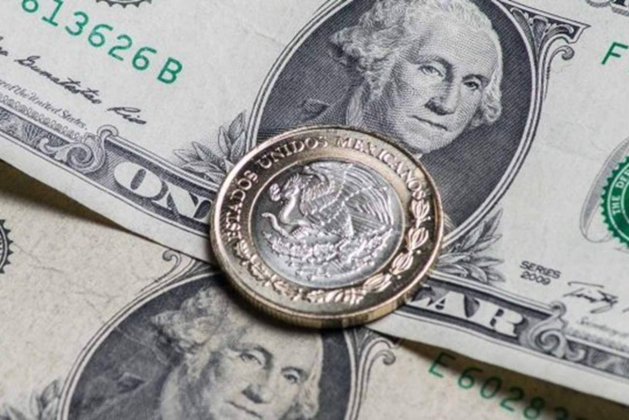 ¡Histórico! El peso mexicano cierra en 16.67 por dólar, su mejor nivel desde 2015