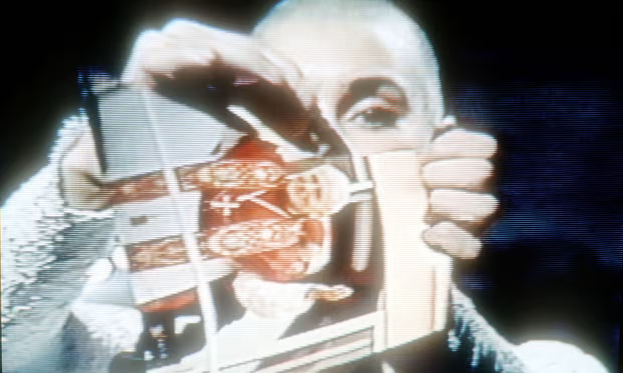 ‘Nadie sabía qué hacer’: cuando Sinéad O’Connor rompió la foto del papa en televisión, la historia detrás