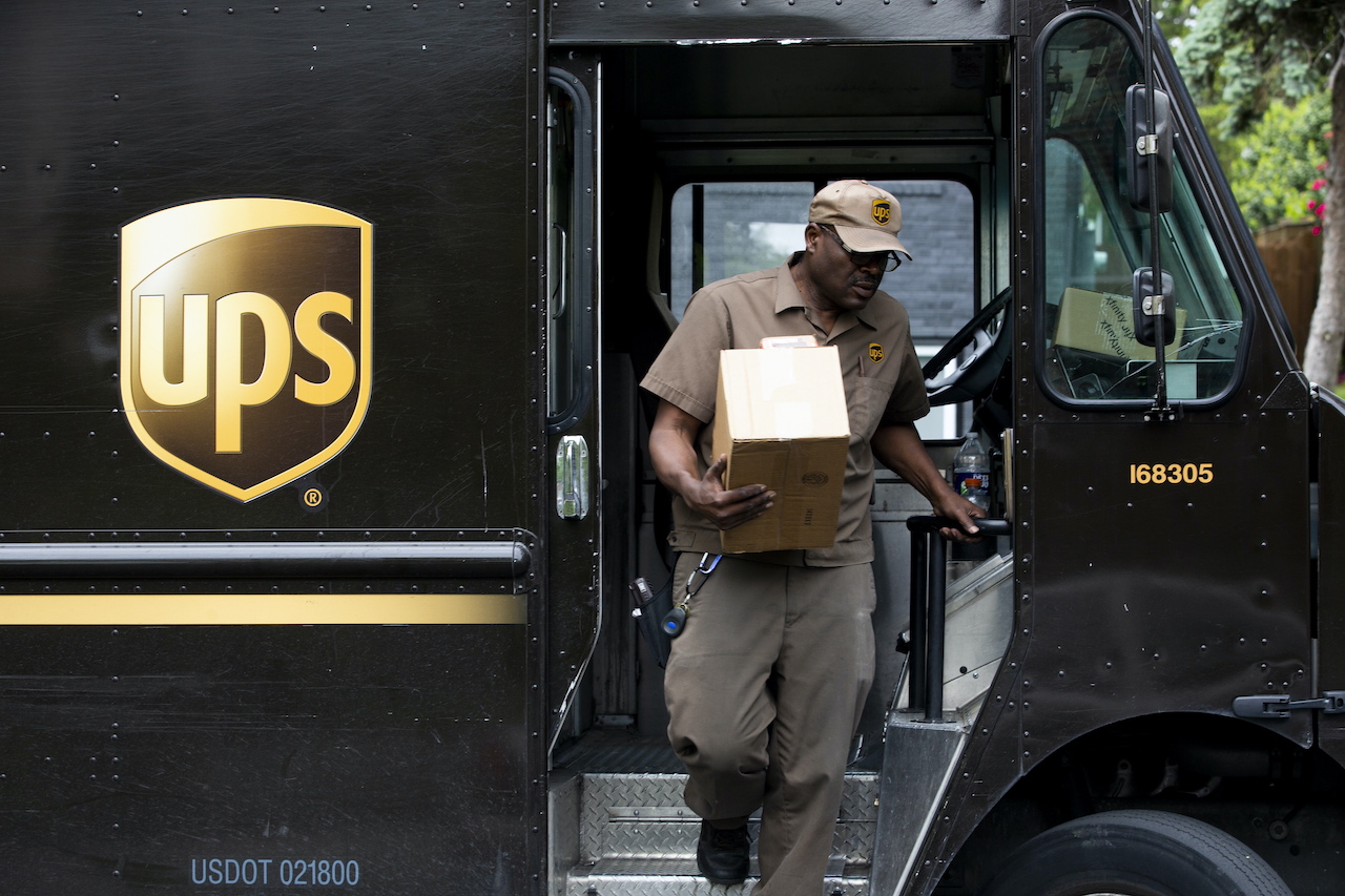 La compañía UPS logra acuerdo con trabajadores y evita huelga