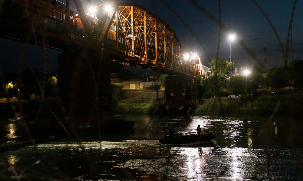 Boyas mortales, alambres de púas y guardias armados en el Río Bravo: Greg Abbott está obsesionado con mantener alejados a los migrantes