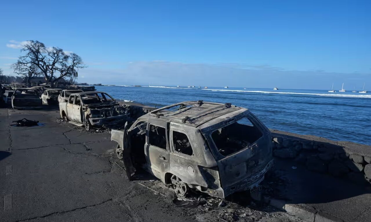 Sobreviviente del incendio en Lahaina dice que el mar fue su único refugio: “pasé por el infierno”