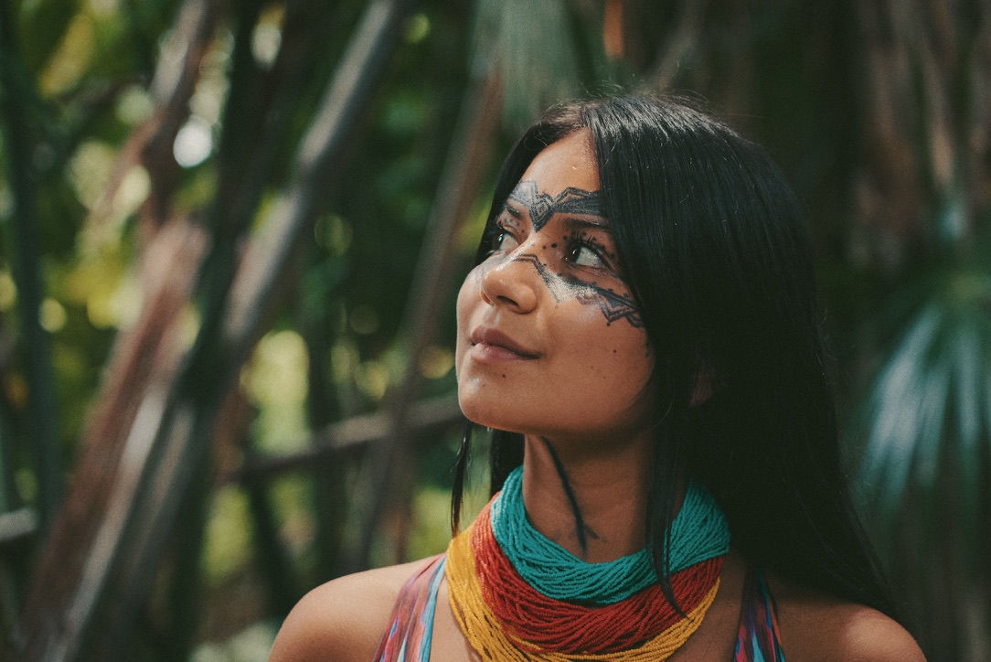 Día Internacional de los Pueblos Indígenas: jóvenes encabezan la defensa de la naturaleza en Latinoamérica