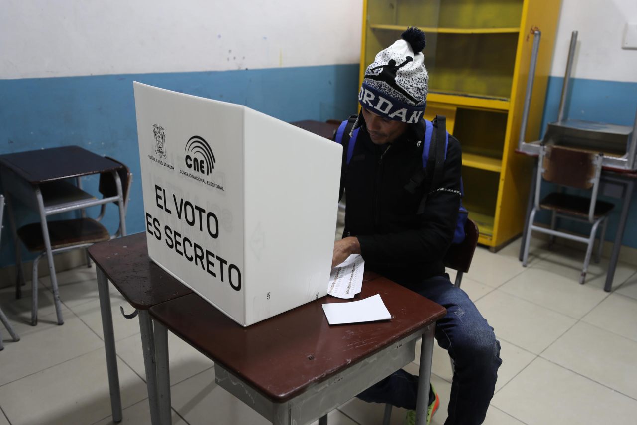 Cierran urnas en Ecuador e inicia el recuento de votos tras una elección sin incidentes