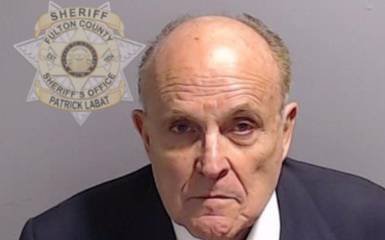 Rudy Giuliani, imputado junto a Trump, se entrega a las autoridades