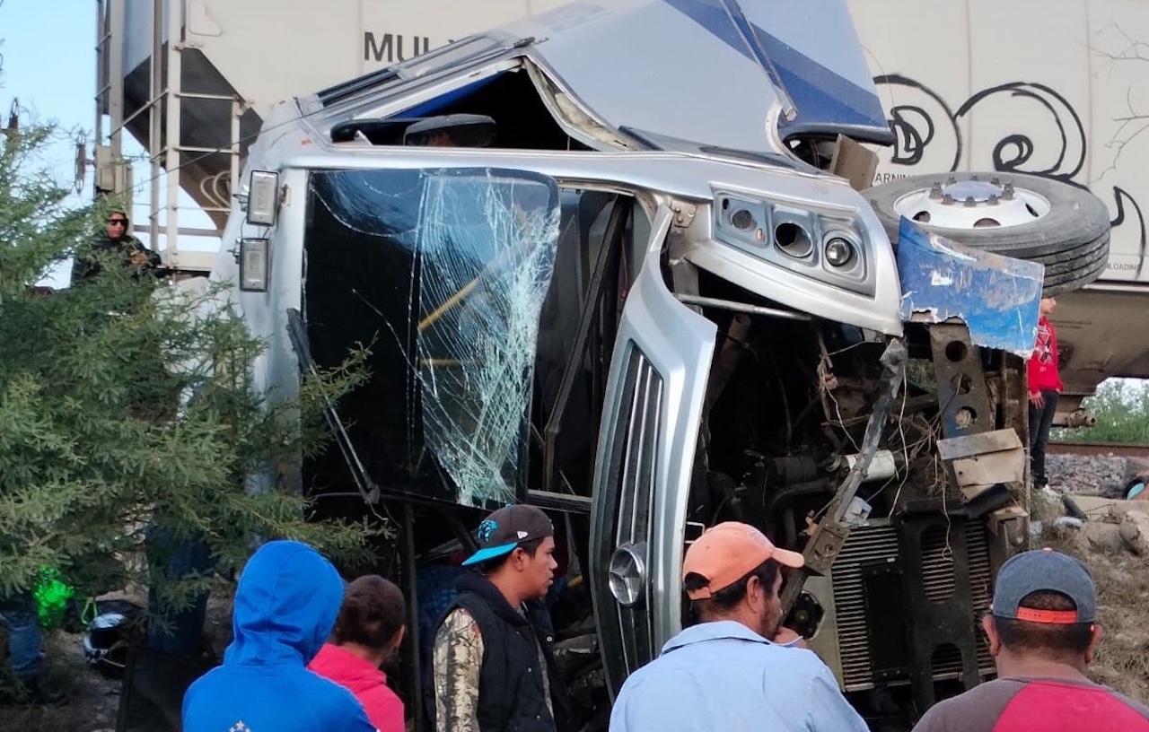 Choque de tren y autobús deja 5 muertos y 16 heridos en El Marqués, Querétaro