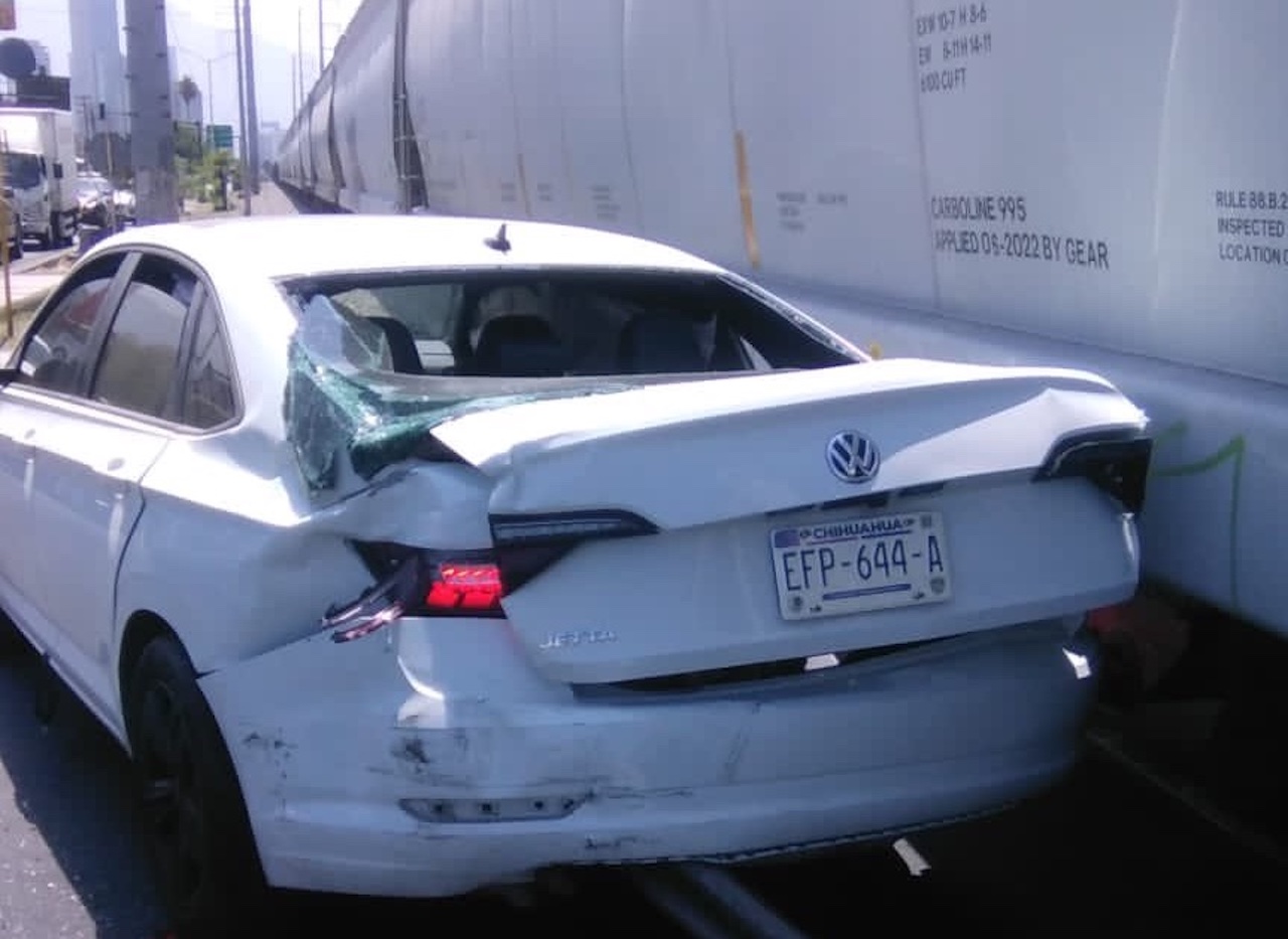 Accidente en Monterrey: tren golpea auto en avenida Gonzalitos
