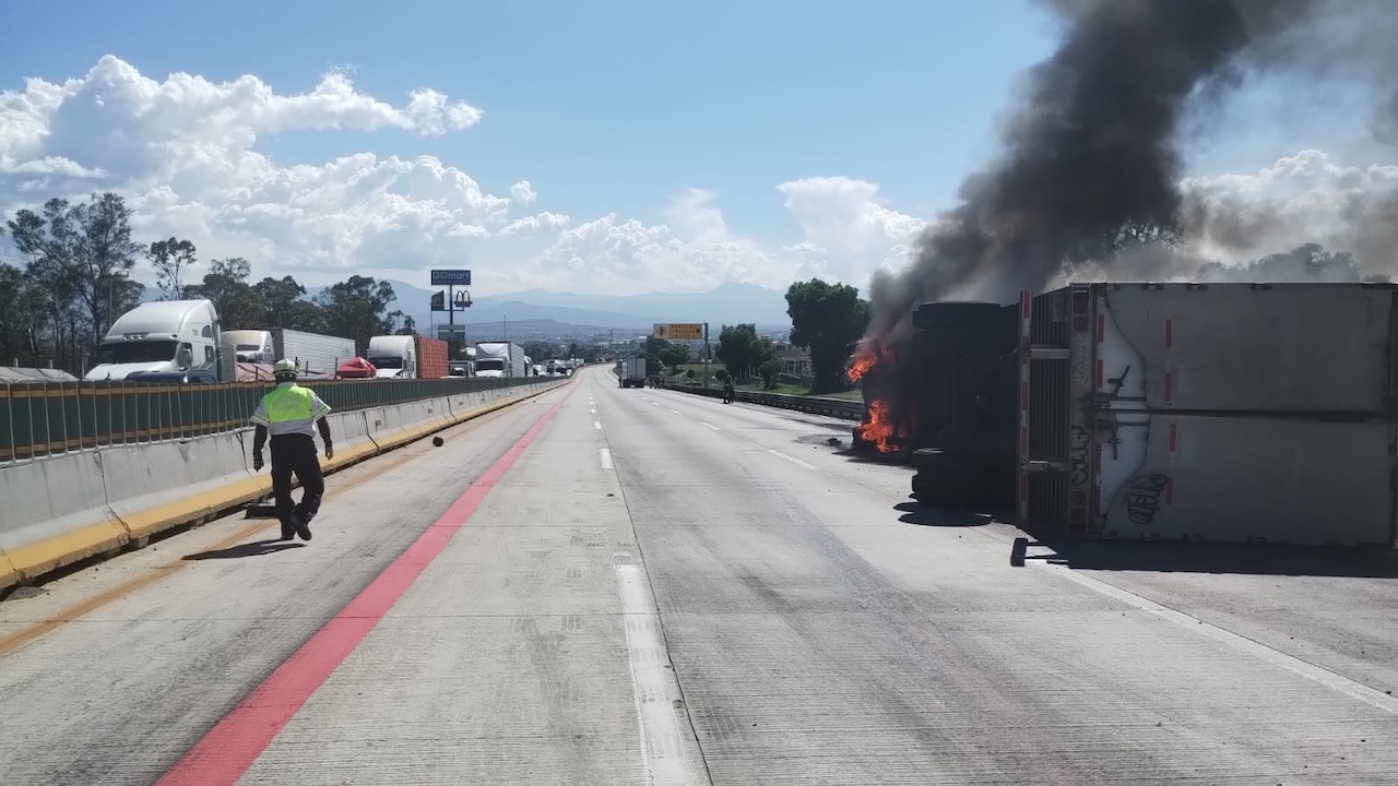 Tráiler se incendia en la autopista México-Puebla en Edomex