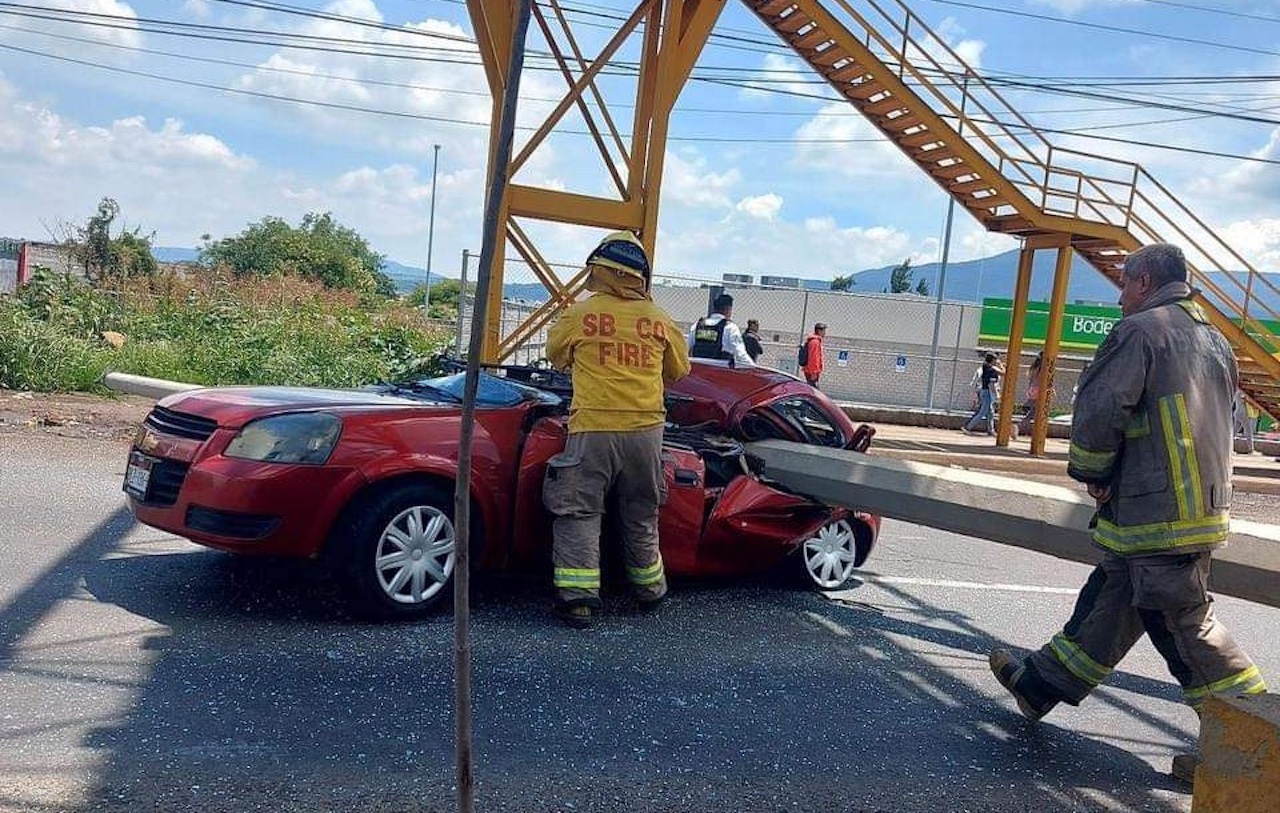 Conductor murió tras caerle poste en el que antes chocó un auto en Morelia