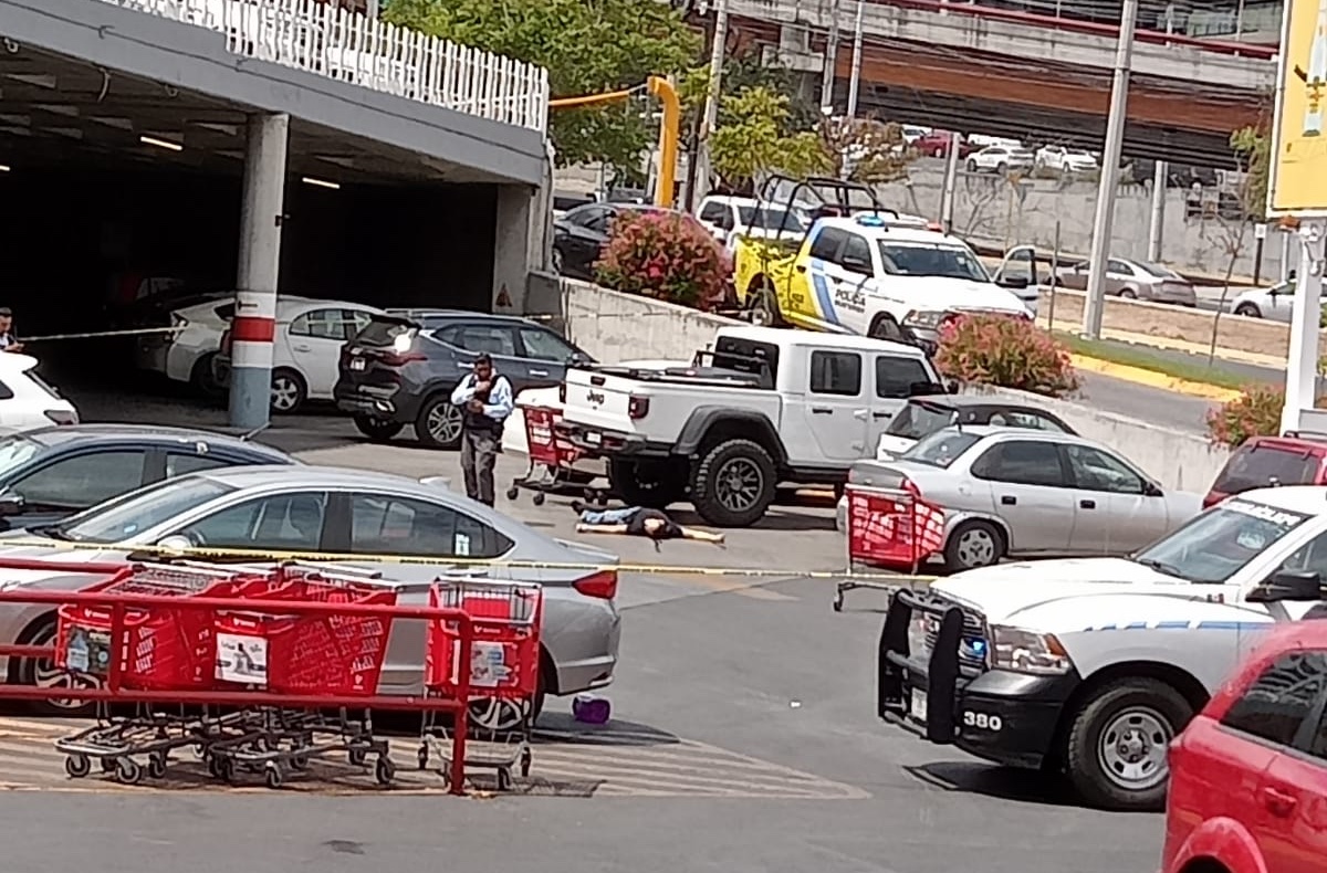 Una persona es asesinada en estacionamiento de Soriana en Monterrey, NL