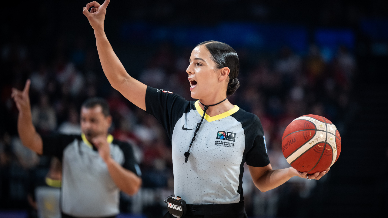¡Histórica! La mexicana Blanca Burns se convierte en la primera mujer en arbitrar un juego en el Mundial de la FIBA