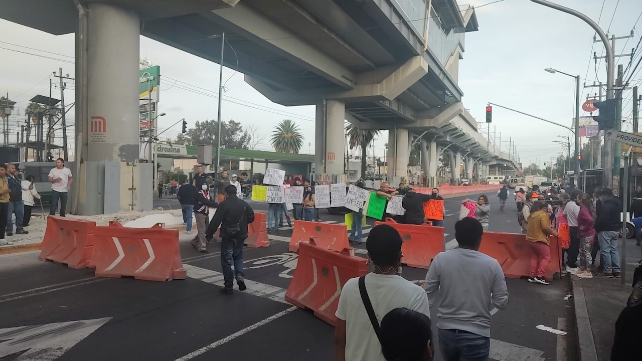 Comerciantes afectados por la L12 bloquean avenida Tláhuac,  CDMX