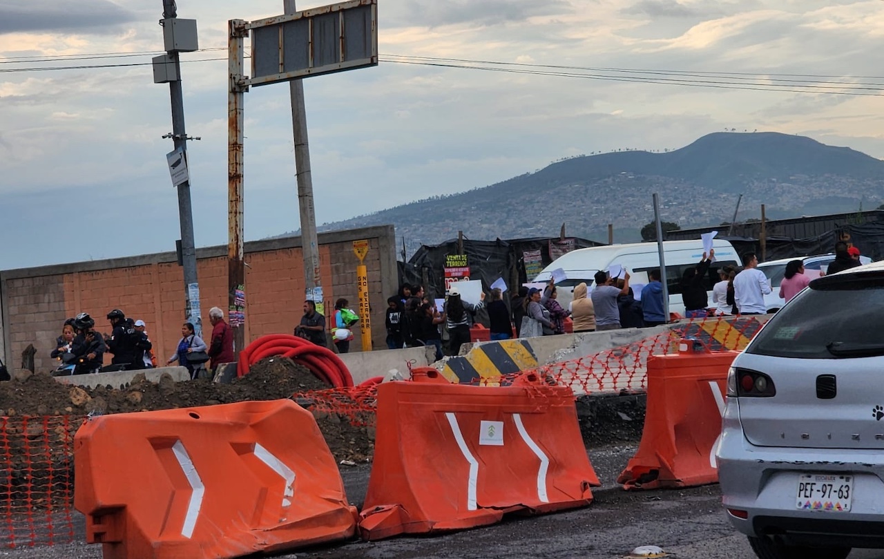 Familiares de adolescente desaparecida bloquean la México-Cuautla en Chalco, Edomex