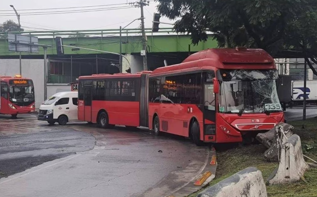 Choque de Metrobús en la Calzada Ignacio Zaragoza provoca caos vial
