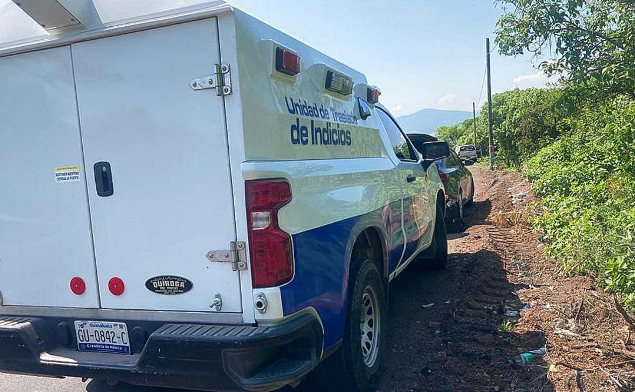 Hallan 5 cuerpos dentro de una camioneta en Valle de Santiago, Guanajuato
