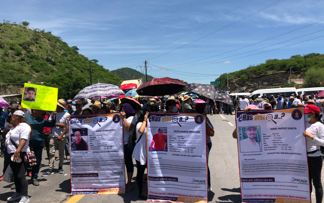 Bloqueo en la México-Acapulco: exigen localización de 14 desaparecidos