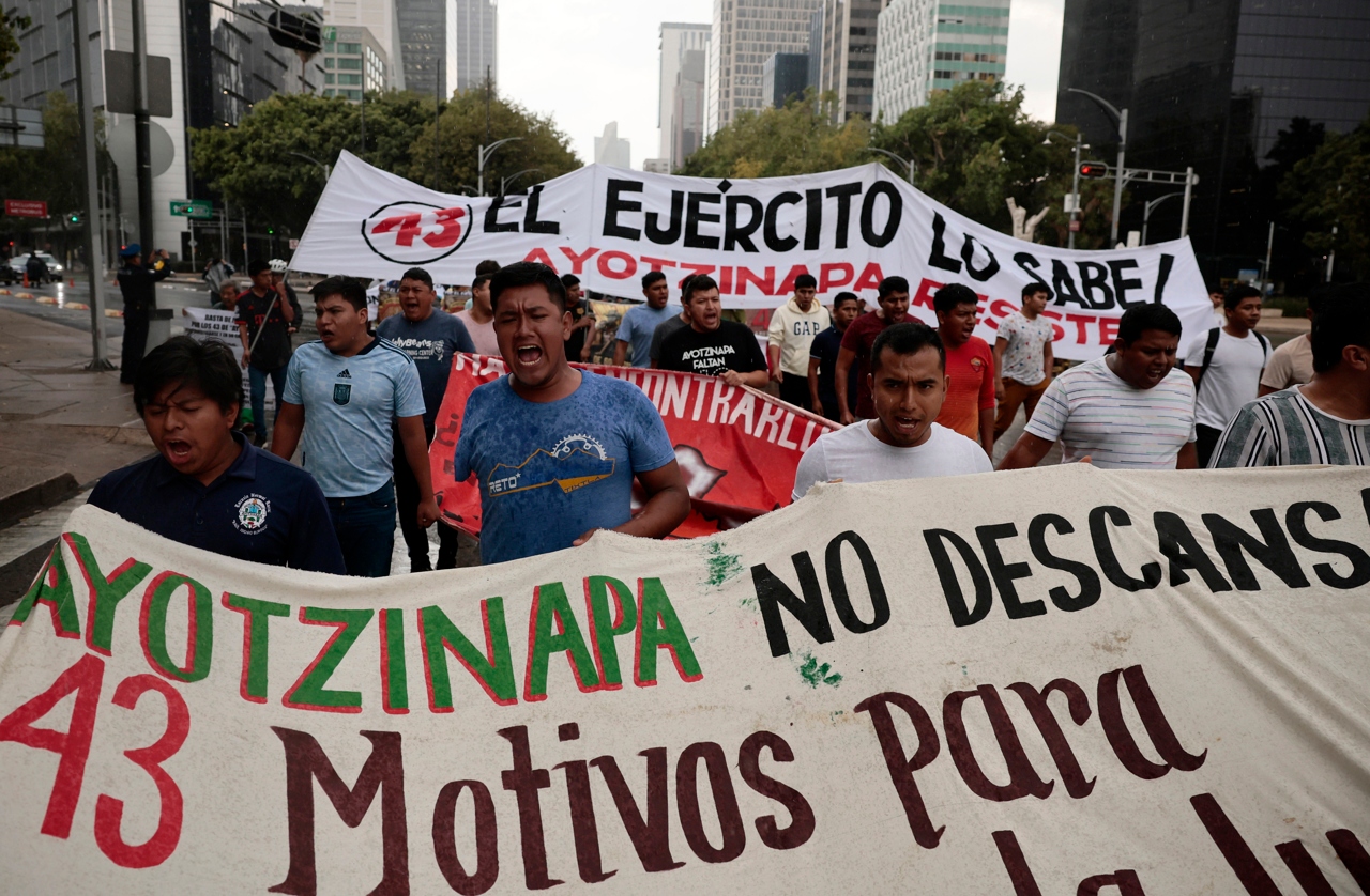Jueza da libertad condicional a 8 militares vinculados al caso Ayotzinapa