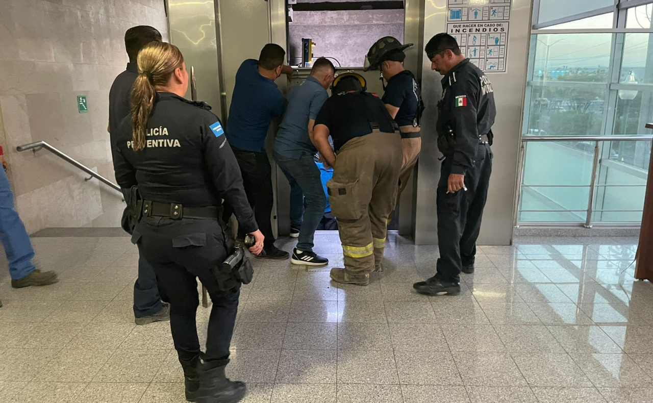 Dos adultos mayores se quedan atrapados en un elevador del IMSS en La Paz, BCS