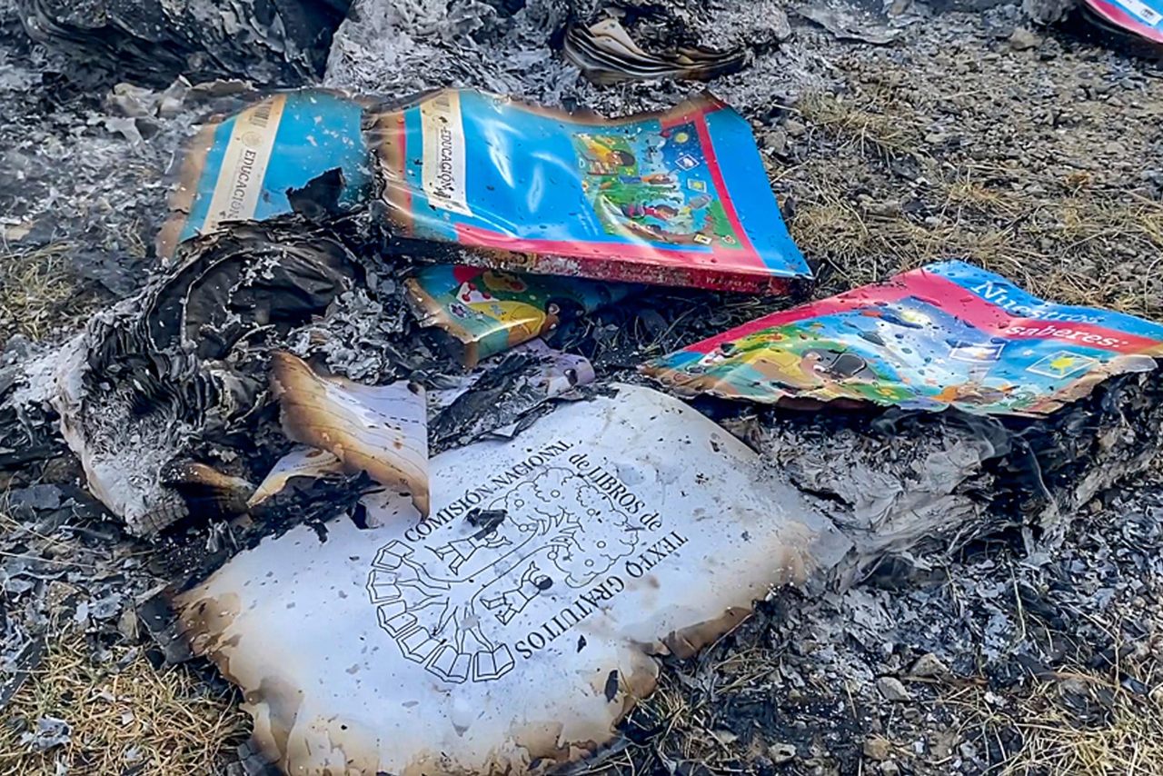 Libros son quemados por considerar sus contenidos no aptos en Chiapas