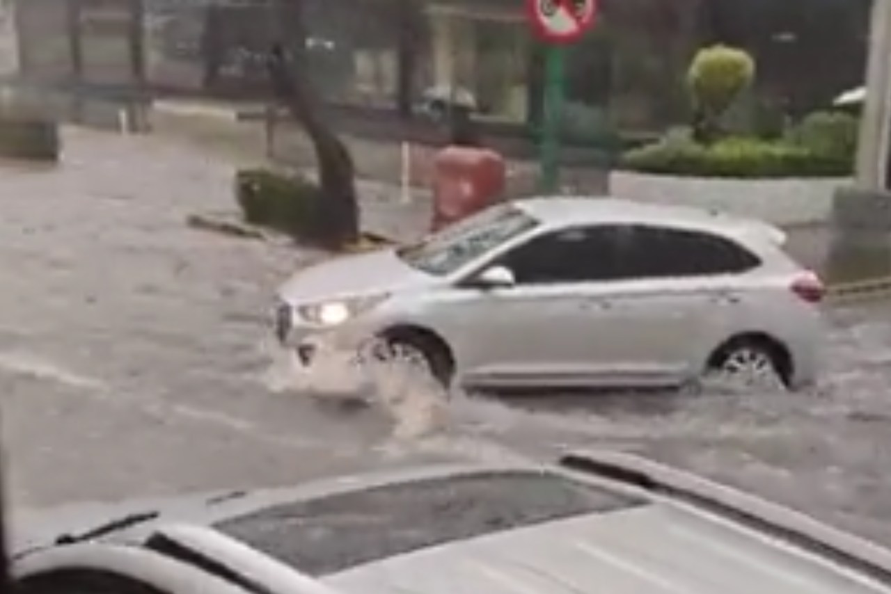 Lluvia deja afectaciones en la CDMX: inundación afecta Insurgentes Sur