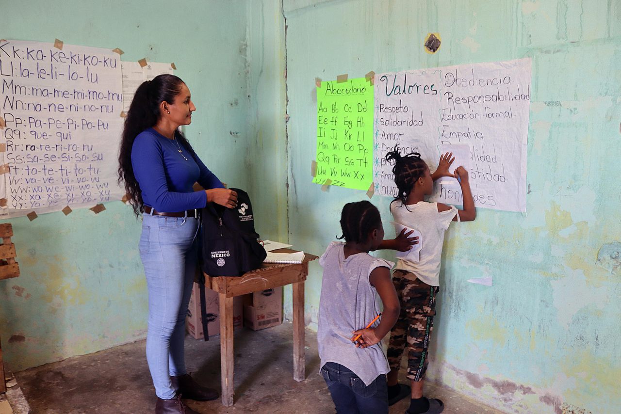 Maestra hondureña abre una escuela para hijos de solicitantes de asilo en México