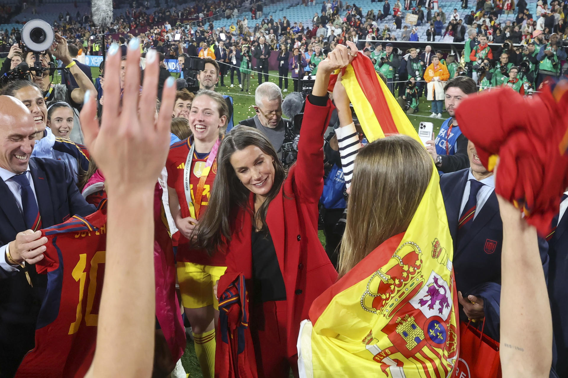 La reina Letizia y la infanta Sofía celebran la victoria de España