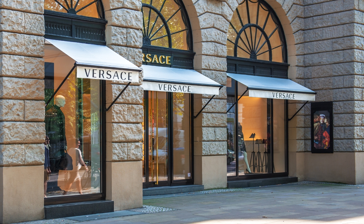 Tapestry adquiere Capri Holdings, con Versace y Michael Kors, por 8.5 mil mdd