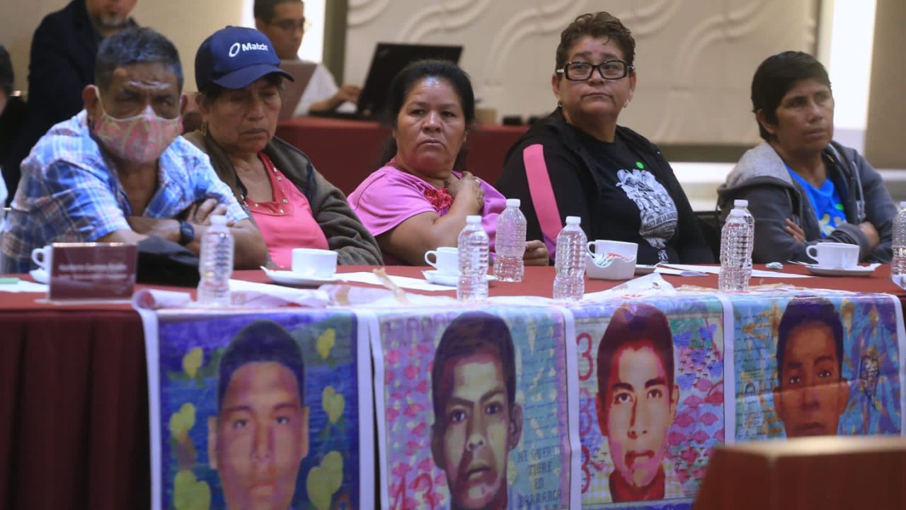 Familias de los 43 normalistas de Ayotzinapa contradicen a AMLO; ‘falta información del caso’, dicen
