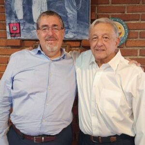 AMLO se reúne con Bernardo Arévalo, presidente electo de Guatemala, en Texcoco
