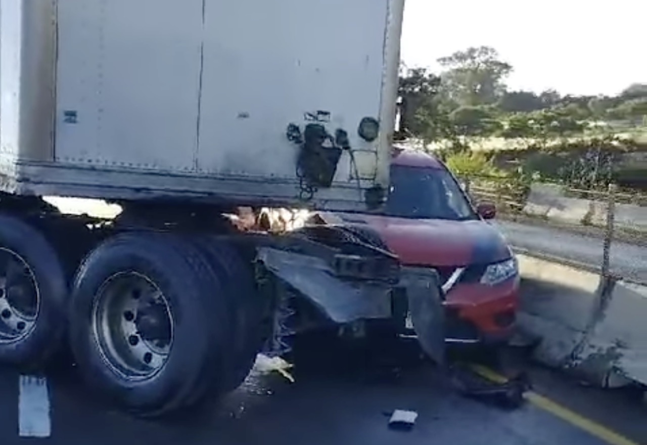 Choque entre camión y auto provoca el cierre del Macrolibramiento de Querétaro