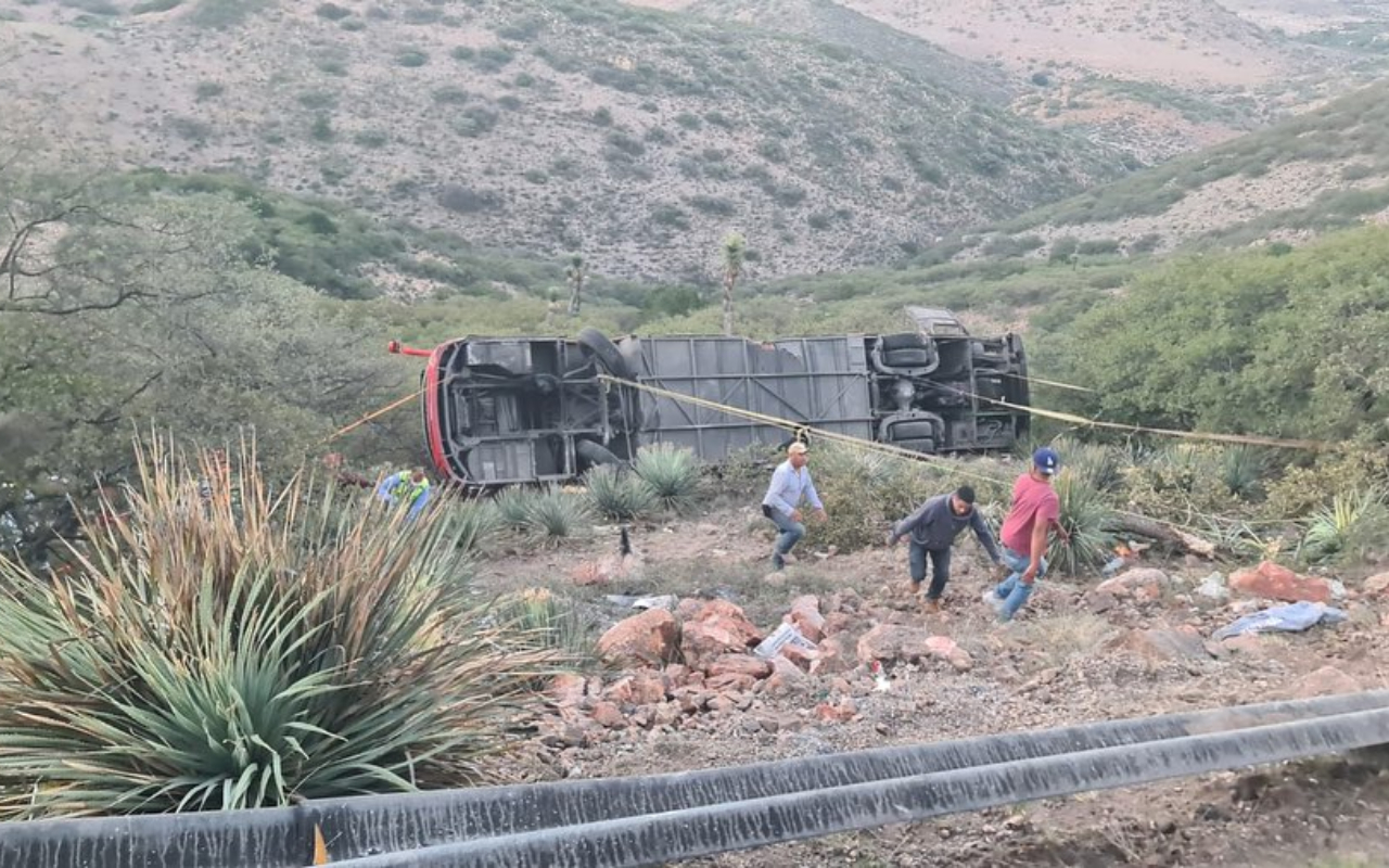 Accidente en SLP: 10 muertos deja volcadura de camión a barranco