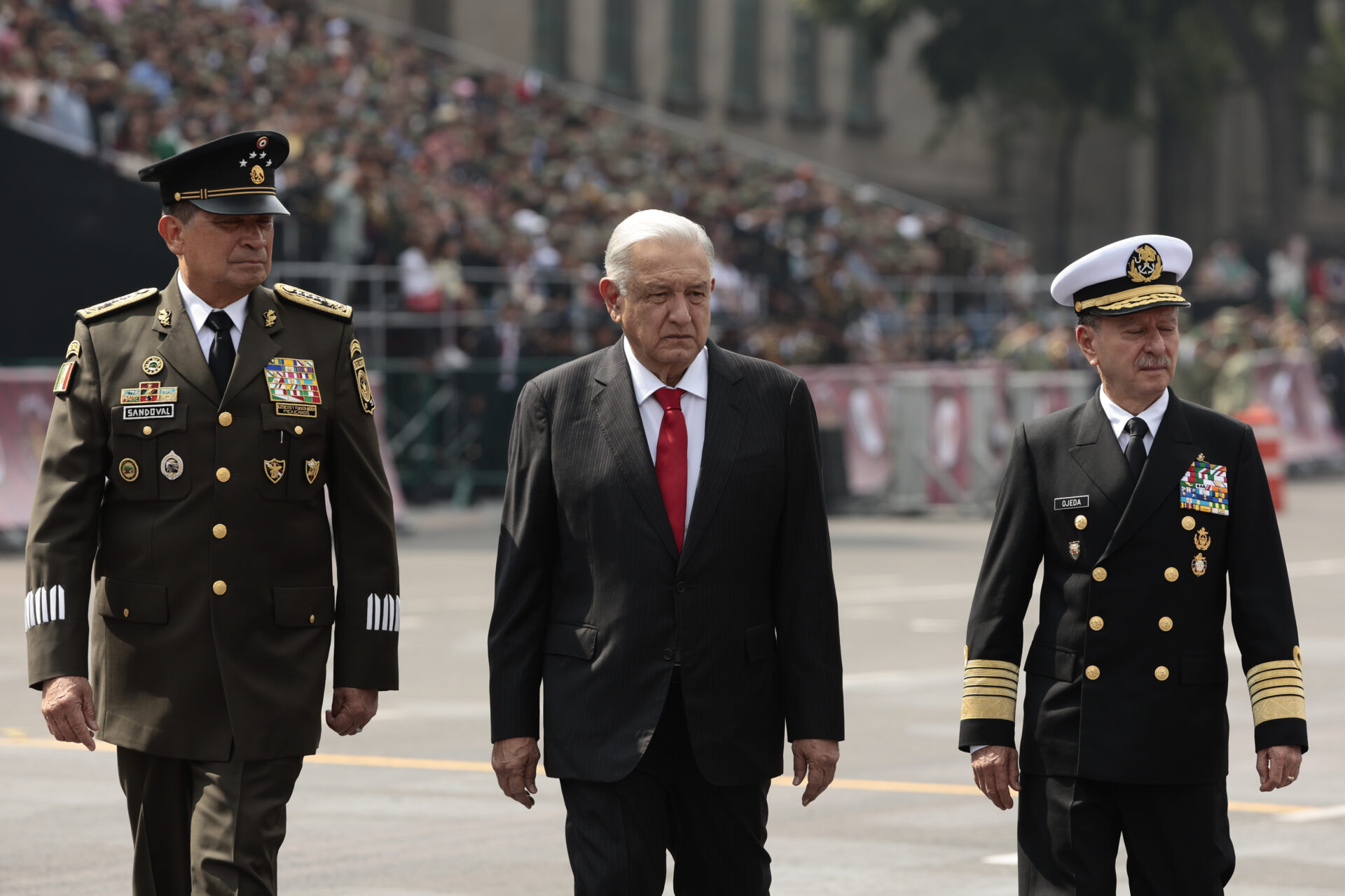 Sin los poderes Legislativo y Judicial, AMLO celebra el Desfile Cívico Militar