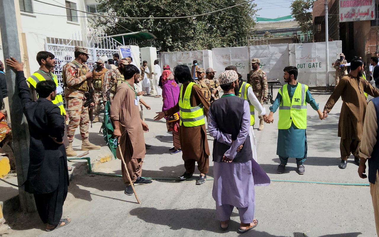 Al menos 50 muertos deja un atentado en una mezquita de Pakistán