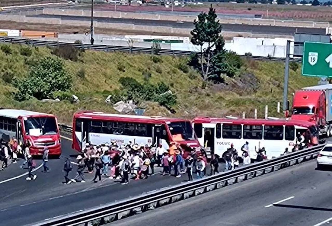 Edomex: bloquean la Toluca-Atlacomulco por disputa de manantial