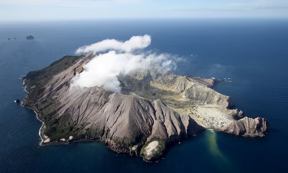 Propietarios del volcán de Nueva Zelanda que hizo erupción niegan responsabilidad por la seguridad de los turistas