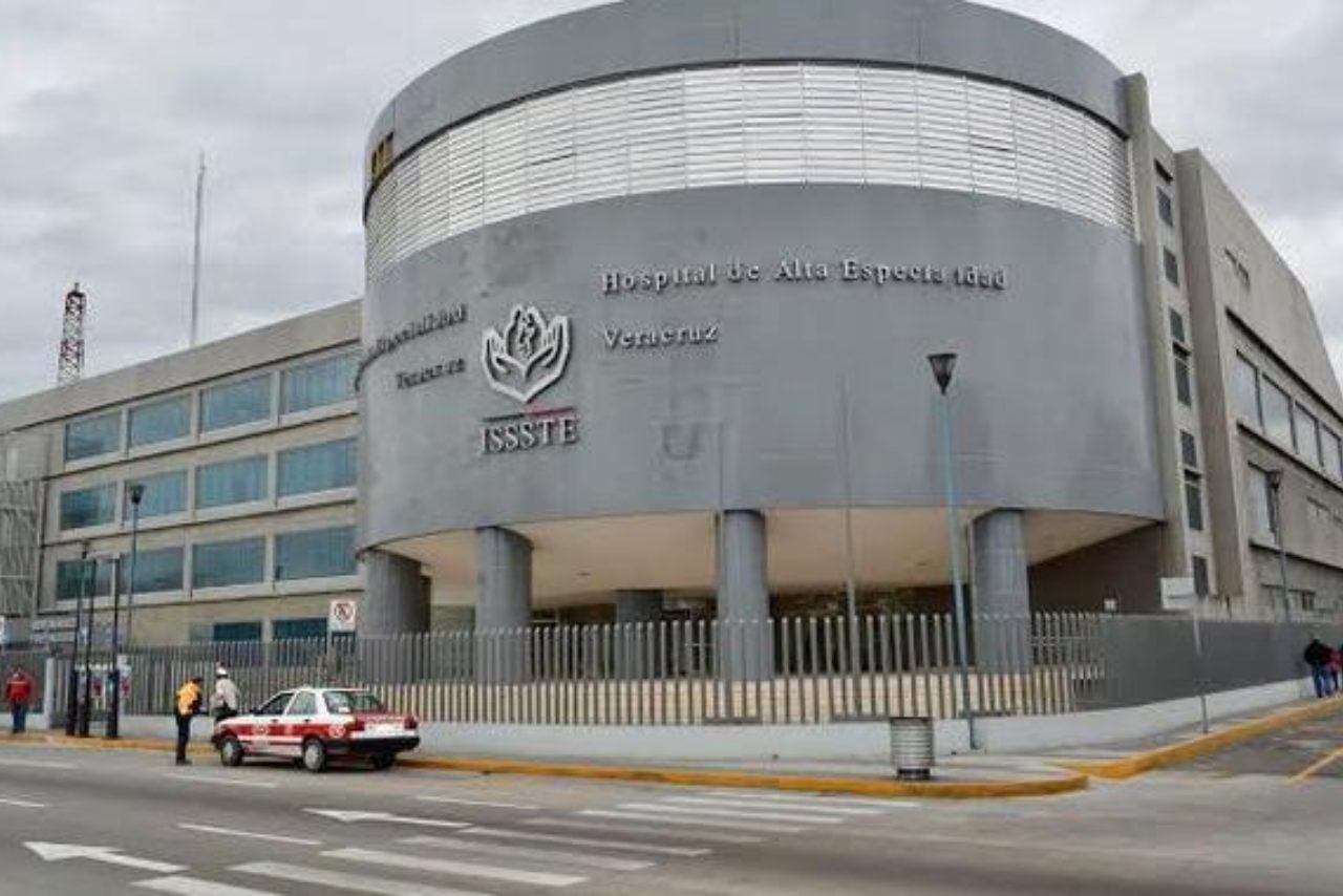 Pareja de adultos mayores queda atrapada en elevador del ISSSTE en Veracruz
