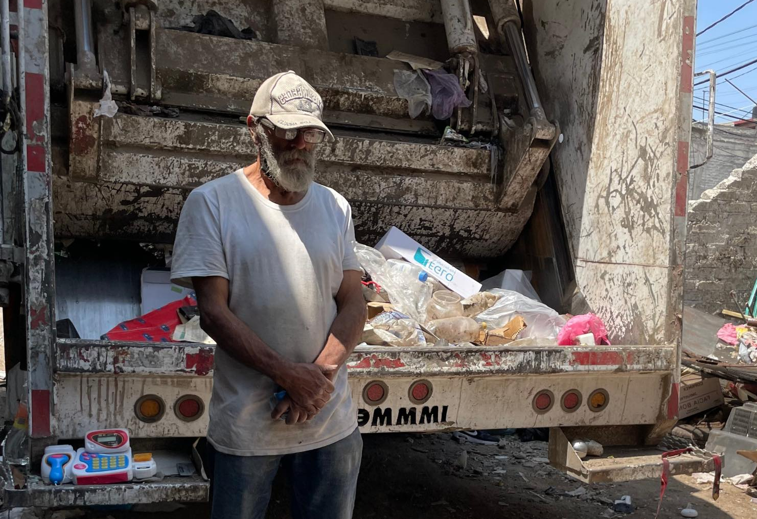 Entre toneladas de basura: exprofesor de la UNAM se volvió recolector tras perder empleo