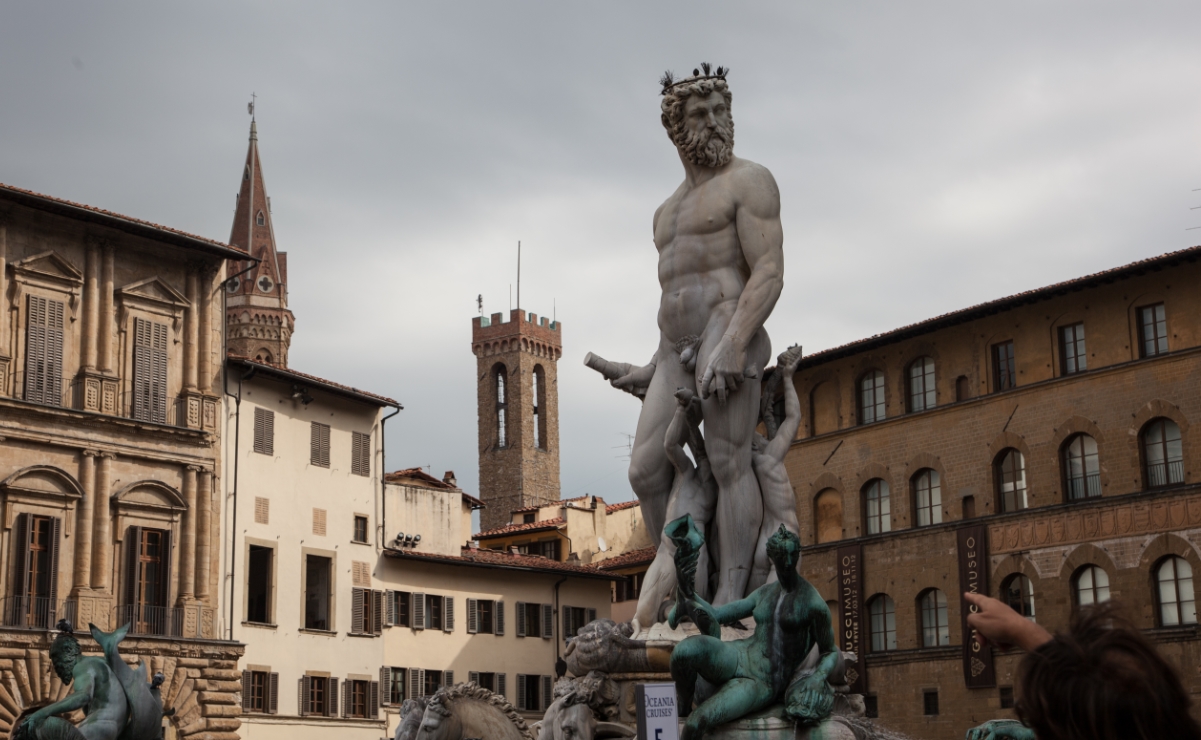 Turista daña la estatua de Neptuno en Florencia por una selfie