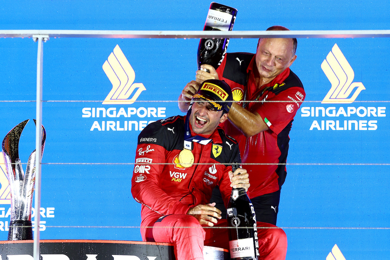 Sainz rompe la racha de Red Bull y gana el Gran Premio de Singapur