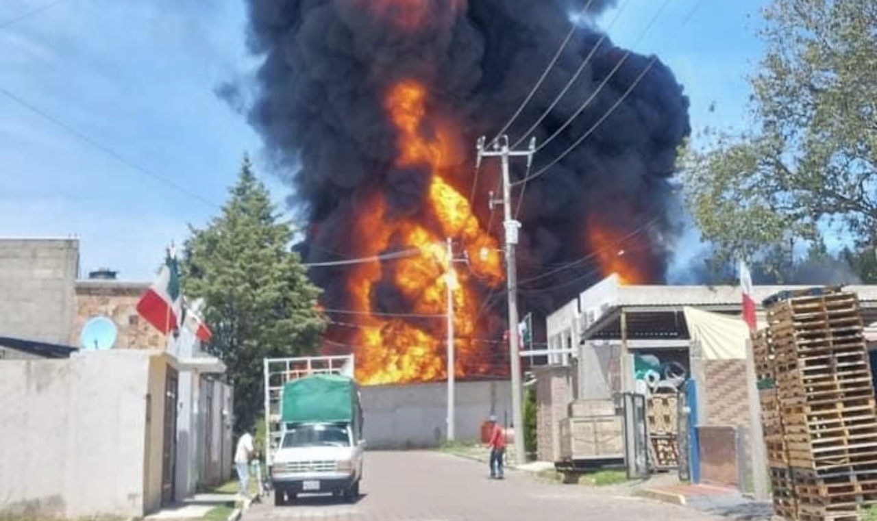 Incendio en Tlaxcala: se quema fábrica de tinacos en Yauhquemehcan