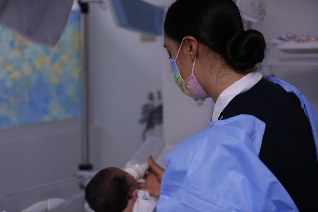 Científicos de la Universidad de Guadalajara crean leche materna en polvo para bebés vulnerables