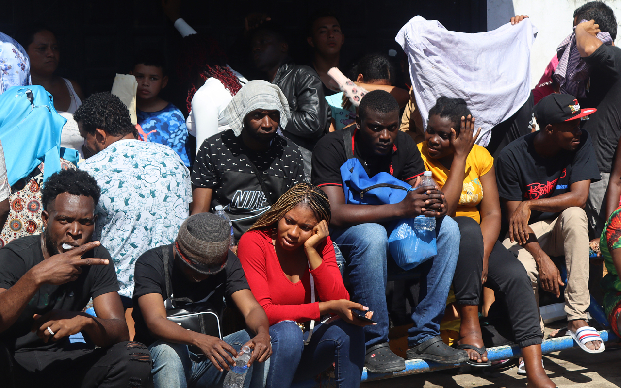 Migrantes enfrentan diversas restricciones en la frontera con EU
