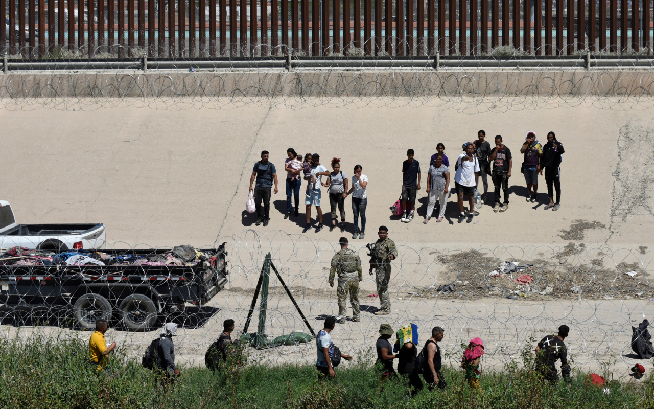 Suspenden revisión de vehículos en frontera de Texas ante aumento de migrantes