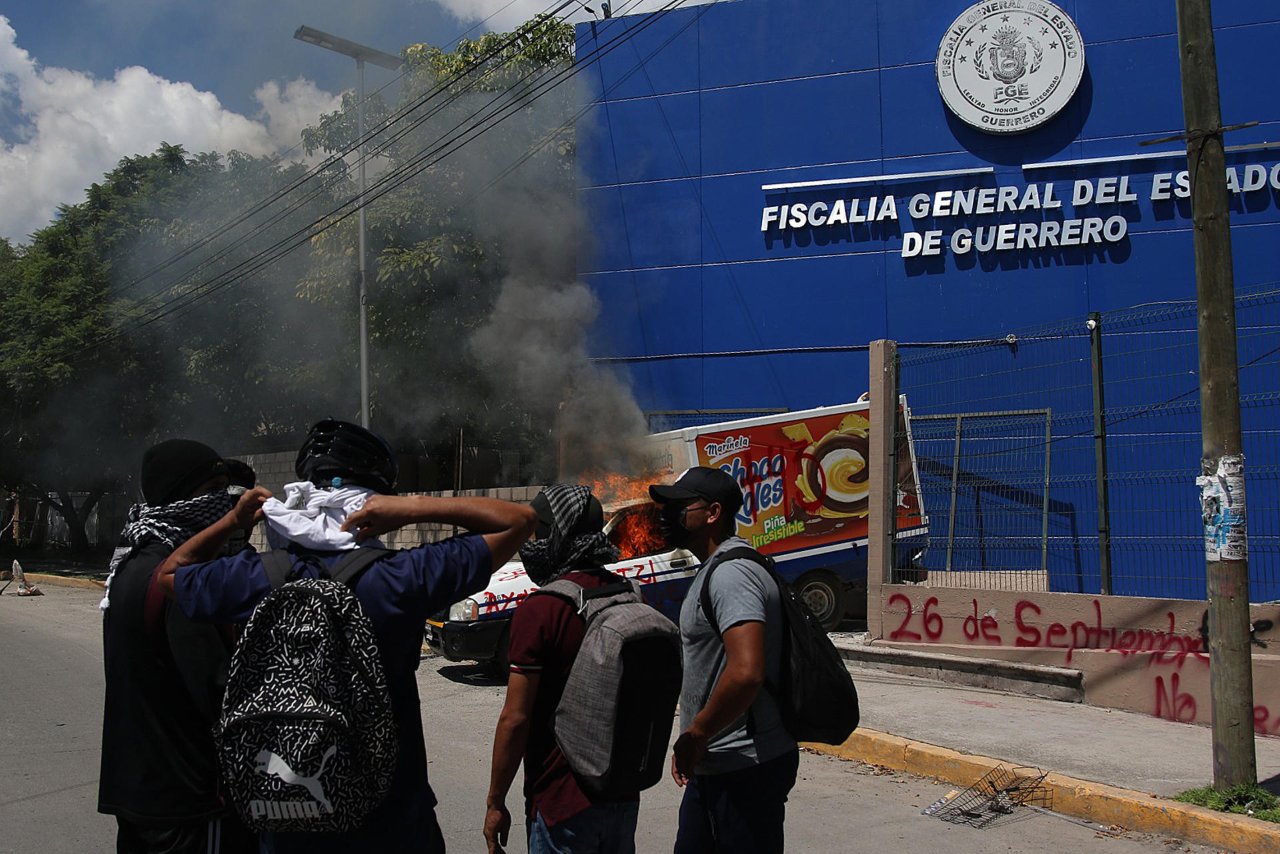 Normalistas de Ayotzinapa queman camioneta frente a la Fiscalía de Guerrero